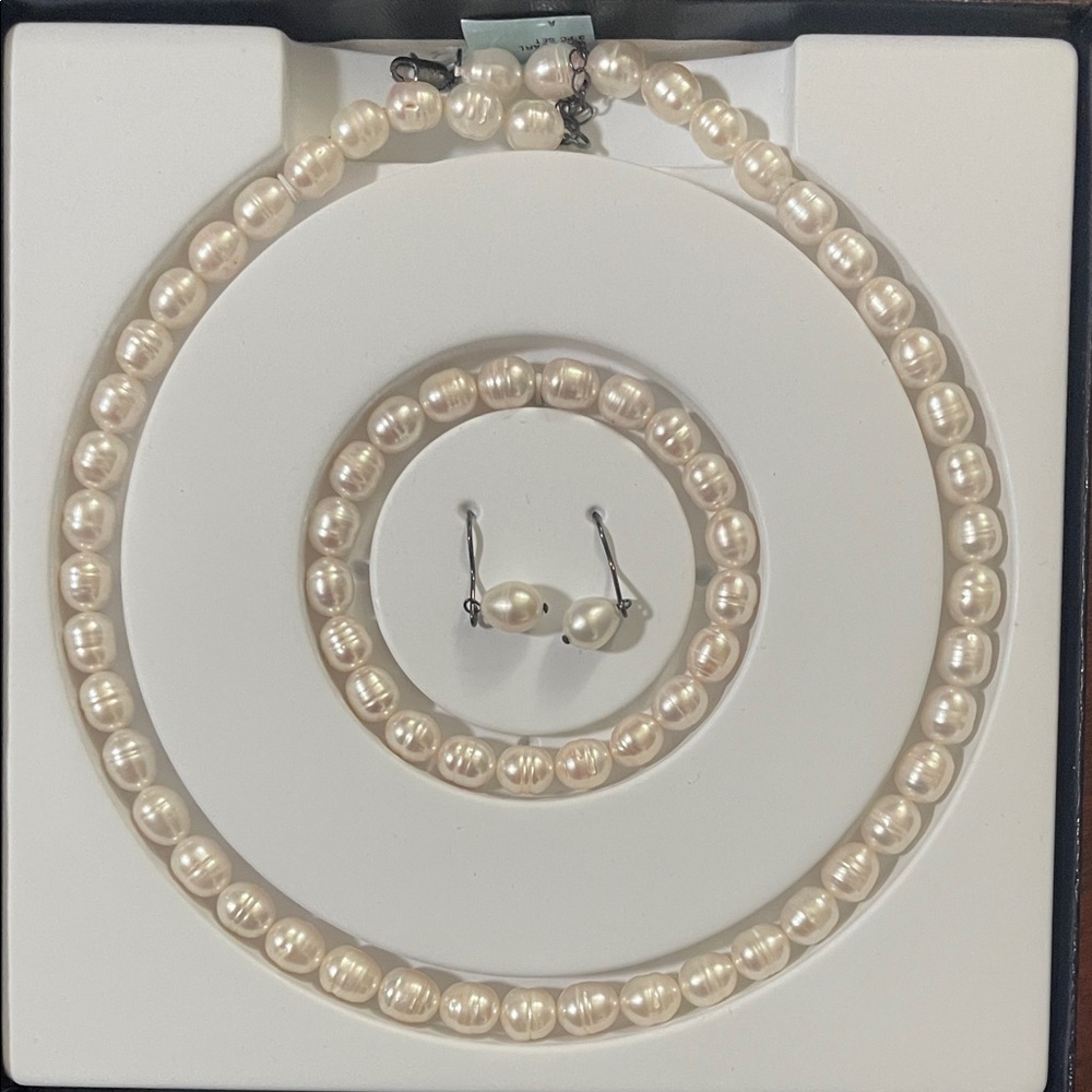 NWT! Vintage Classic Cream Pearl Jewelry 3 pcs Set - Picture 1 of 3